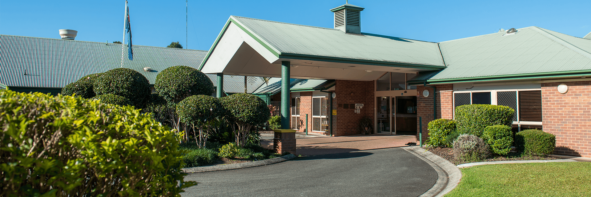The port-cochere over the front entry way to Maleny Erowal Blue Care surrounded by green gardens